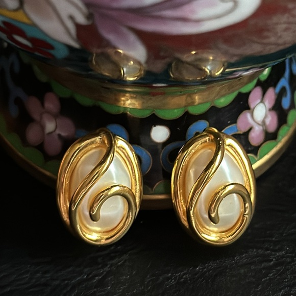 FENDI Oval Faux Pearl Clip On Statement Earrings w Gold Plated Swirl - Picture 8 of 8